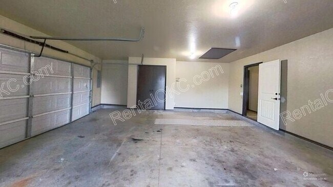 Building Photo - Large Lot, Big Space