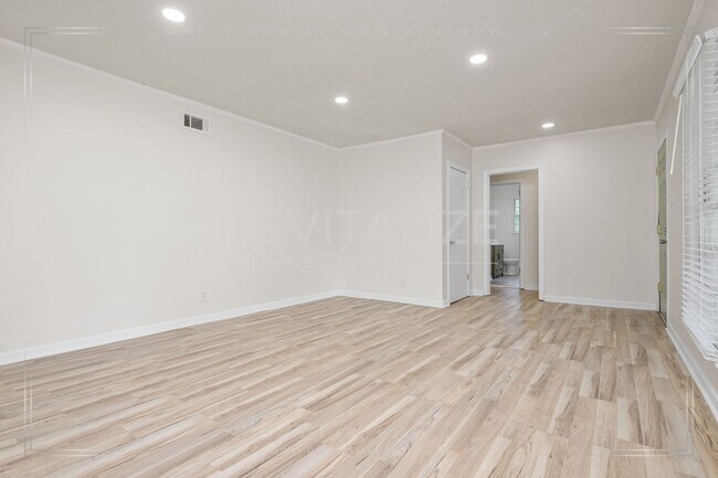 Building Photo - 2505 Robin Hood Dr