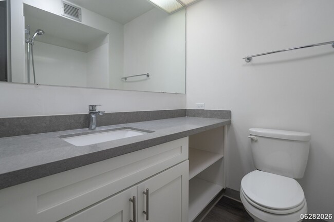 Building Photo - 2 Bd/2 Ba/1 Parking Condo in Banyan Tree Plaza, Honolulu