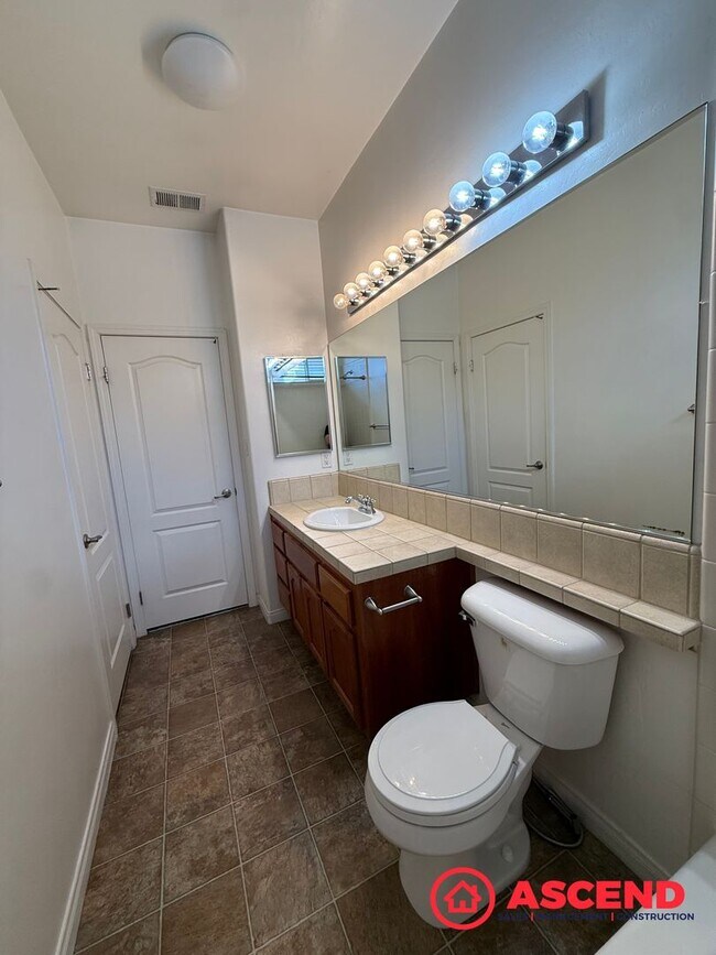 Building Photo - Charming Home in Olive Dr Area!