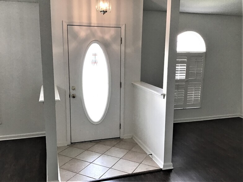 Building Photo - 2700 Darwin Ct