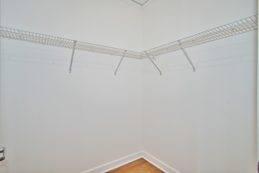 Building Photo - 450 E Waterside Dr