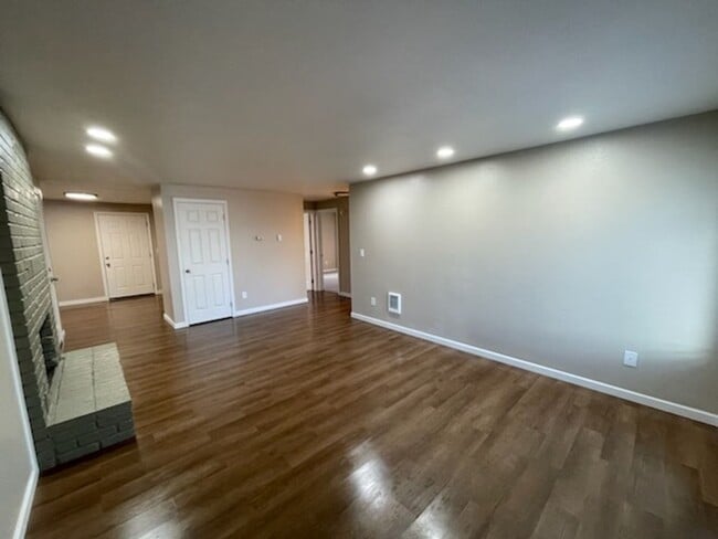 Building Photo - **APRIL MOVE-IN SPECIAL** Newly Remodeled 3 Bedroom Ranch Style Home