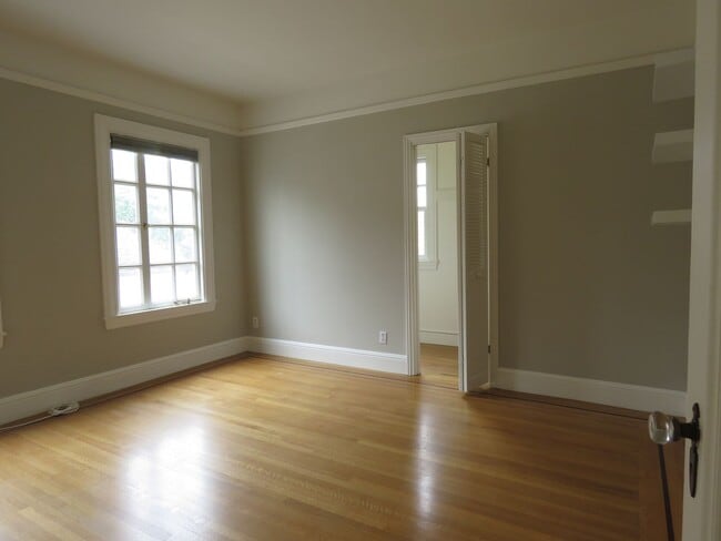 Building Photo - Elegant 4 bedroom House  with bonuses