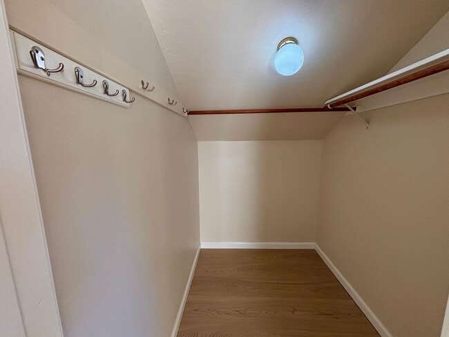 Building Photo - Updated 3BR Townhome in Forest Knolls with parking