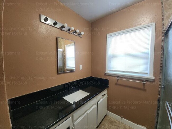 Building Photo - Charming 2 bedroom, 1 bathroom house near ...