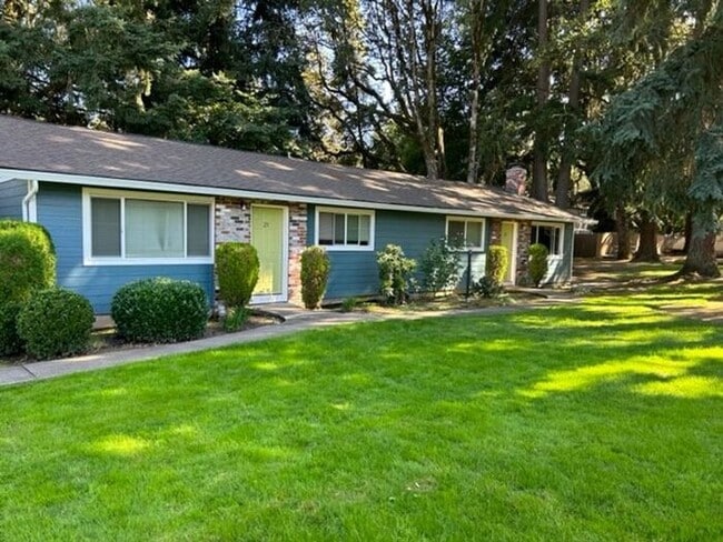 Building Photo - 3 bedroom, single level, with HUGE private yard!