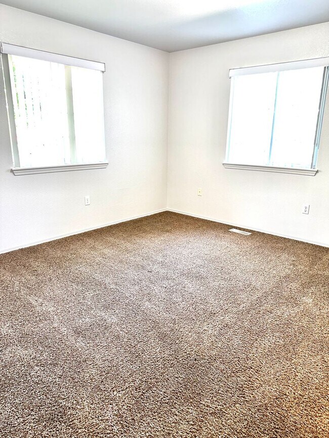 Building Photo - Love where you live in this 2 bedroom 2 bathroom 1st floor apartment!