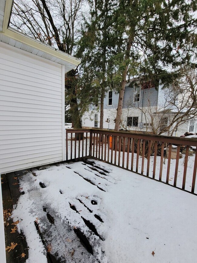 Building Photo - 322 1/2-316-312 W Columbia St