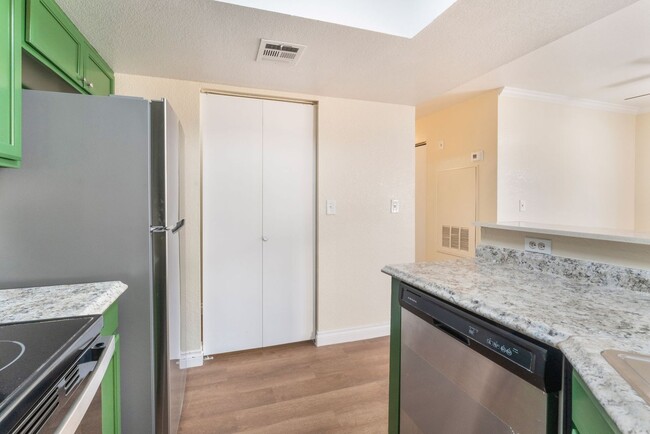 Building Photo - Welcome to this Newly Remodeled 2-bedroom,...