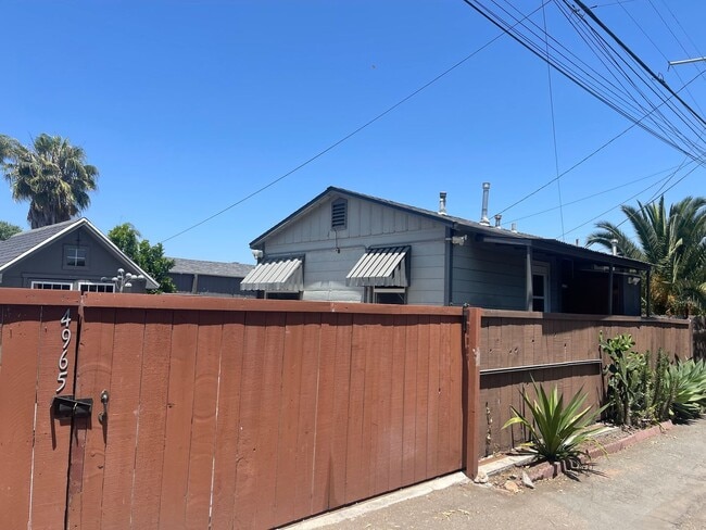 Building Photo - Updated 1 Bed, 1 Bath House in the Heart o...