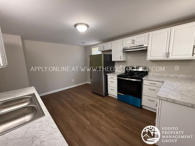 Building Photo - Updated 3BR Home with Large Yard