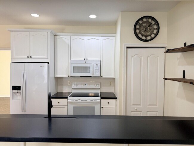 Building Photo - "Charming 3-Bed, 2-Bath Oasis in Wellington's Heart – 1060 Sqft of Comfort Awaits!"