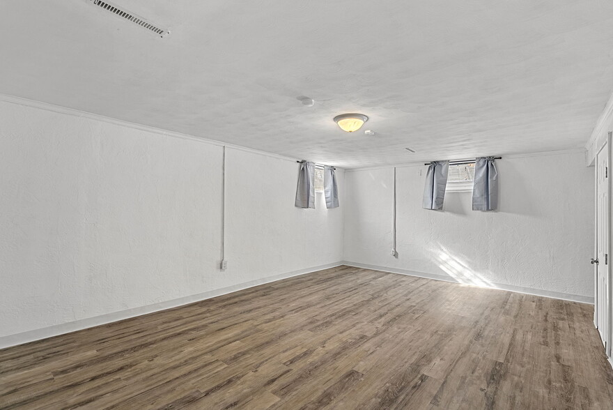 Building Photo - 906 E 84th St