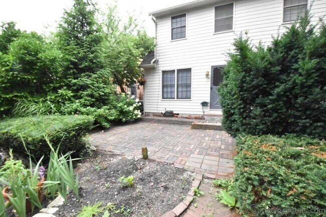 Building Photo - 35-39 E. Blenkner