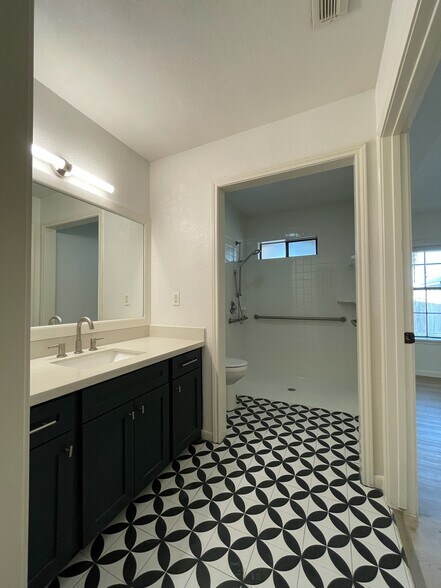 Masters Bathroom & Toilet - 2201 Pin Oak Rd