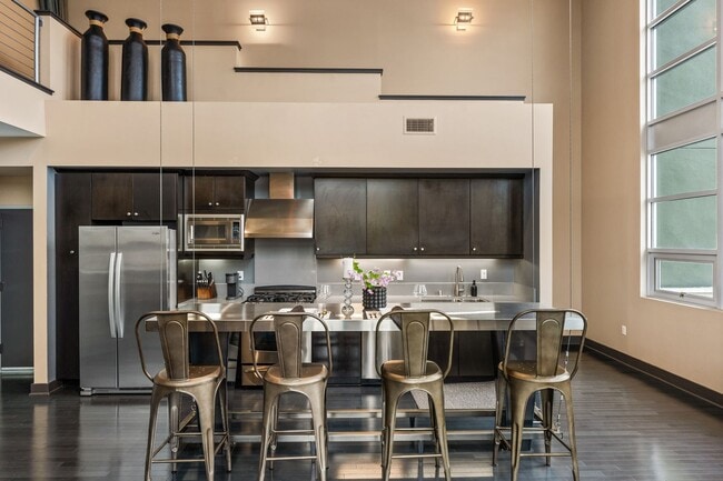 Building Photo - MOVE IN READY  Fully Furnished **Gorgeous ...