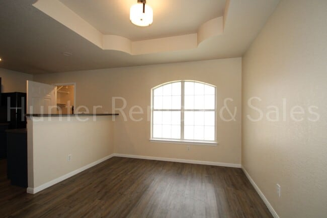 Building Photo - Move-In Ready Gem with Spacious Backyard