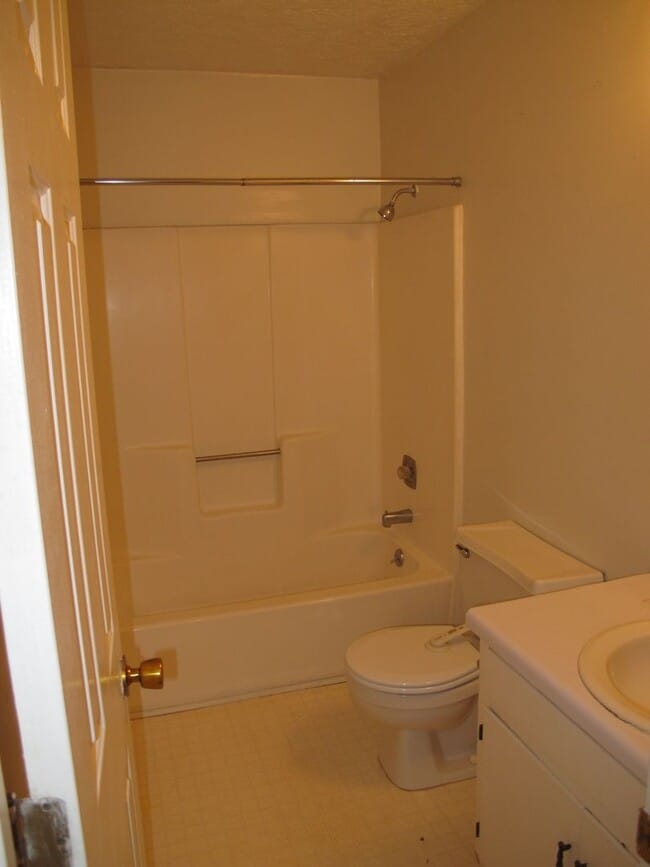 Building Photo - **WEST ATHENS DUPLEX** 2 Bed/1 Bath - JUST...