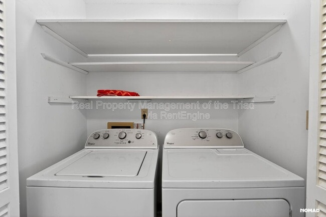 Building Photo - 201 Oakwood Ct