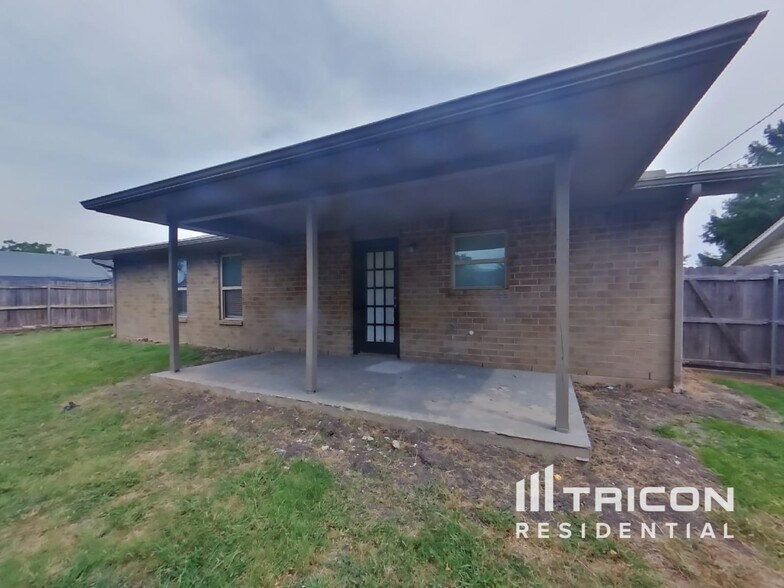 Building Photo - 901 Loganwood Dr
