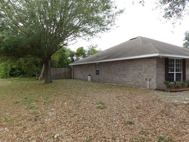 Building Photo - 4 Bedroom 2 Bath 2 Car Garage 2334 Sq Ft C...