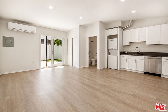 Building Photo - 6033 Fallbrook Ave