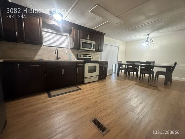 Building Photo - 3082 Hibiscus Cir
