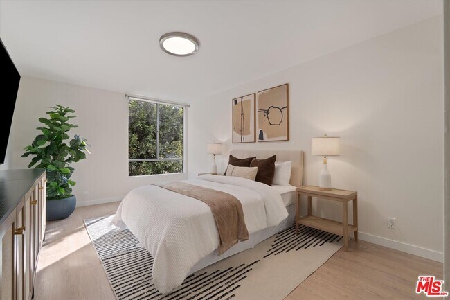 Building Photo - 429 N Oakhurst Dr