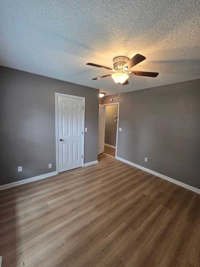Building Photo - 2 bedroom 1 bath Cute house