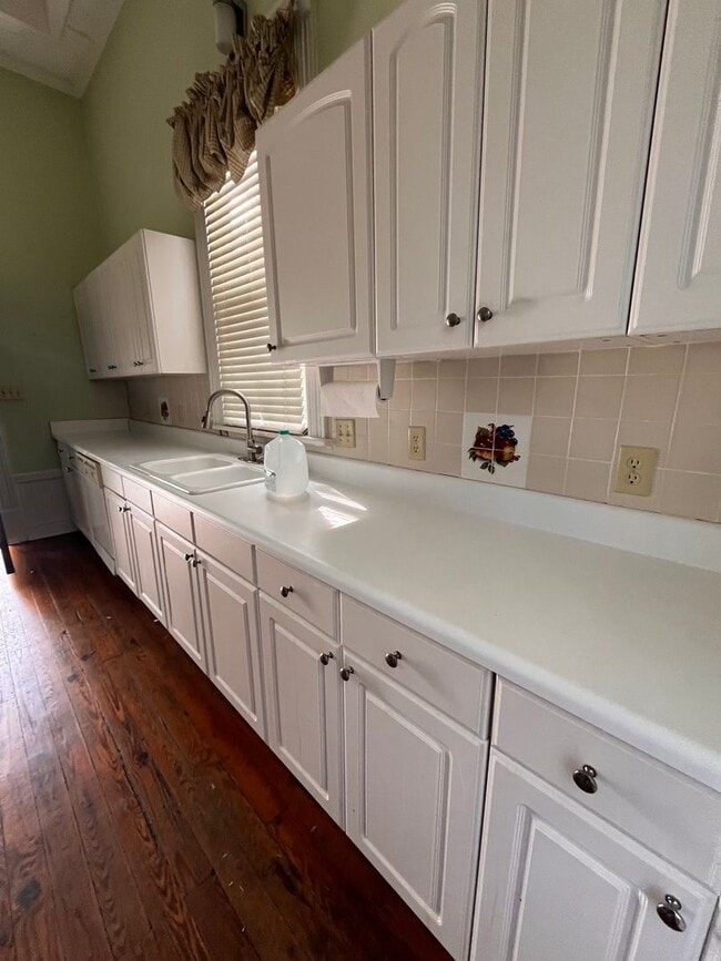 Building Photo - Beautiful, well maintained older home in t...