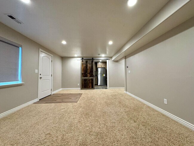 Building Photo - 275 N 600 E