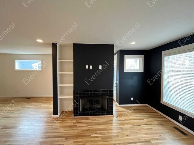 Building Photo - 4-Bedroom Home with Modern Comforts in a P...