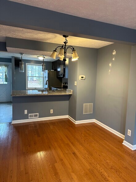 Building Photo - 8018 Grandview Ct