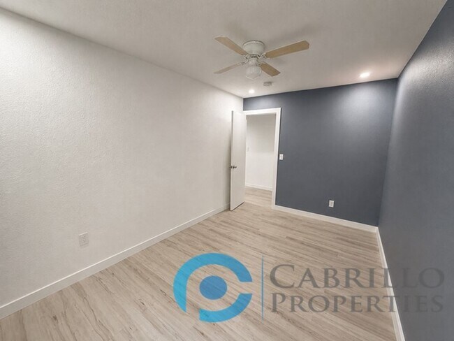 Building Photo - 1307 Division St