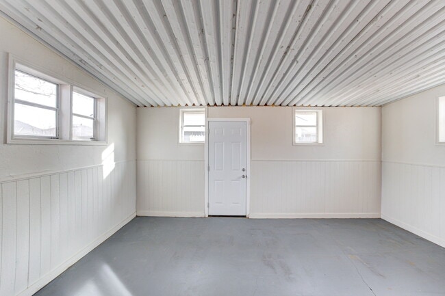 Building Photo - 5000 N Linn Ave