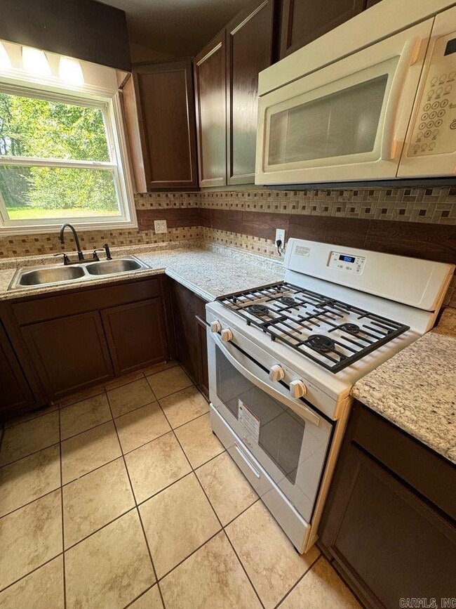 Building Photo - 2857 Lakeland Dr