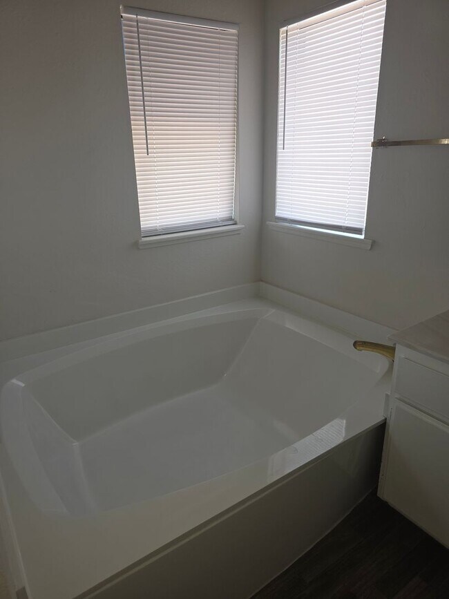 Building Photo - Beautiful CONDO 2 Bedroom- 2 Bath