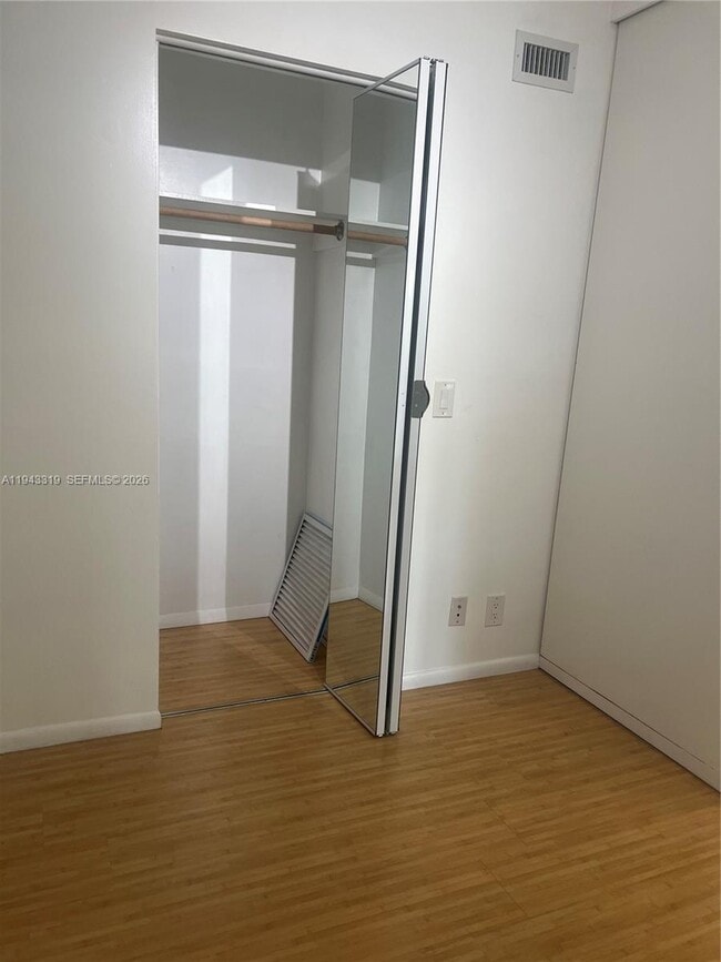 Building Photo - 225 SE 16th Ave