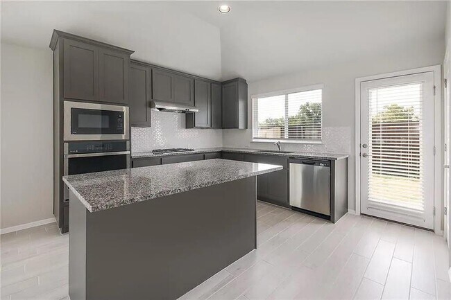 Building Photo - 116 Riverhill Dr