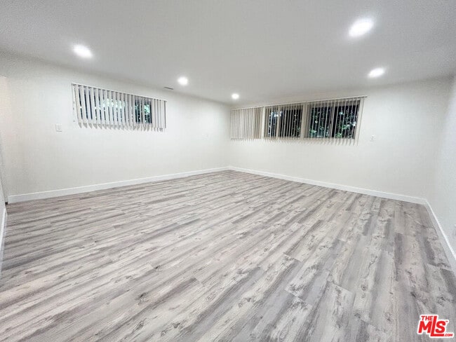 Building Photo - 439 S Oakhurst Dr