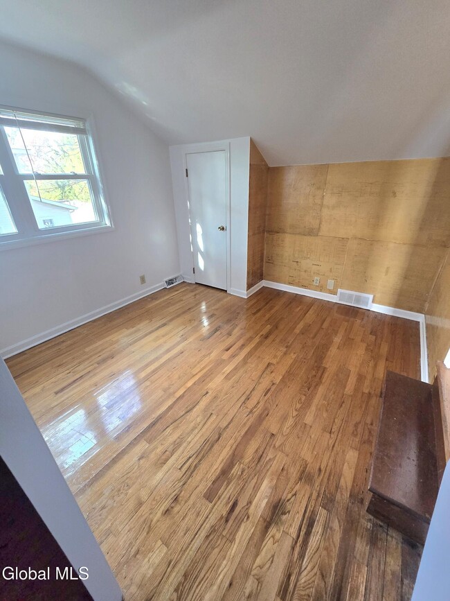 Building Photo - 19 Commodore St