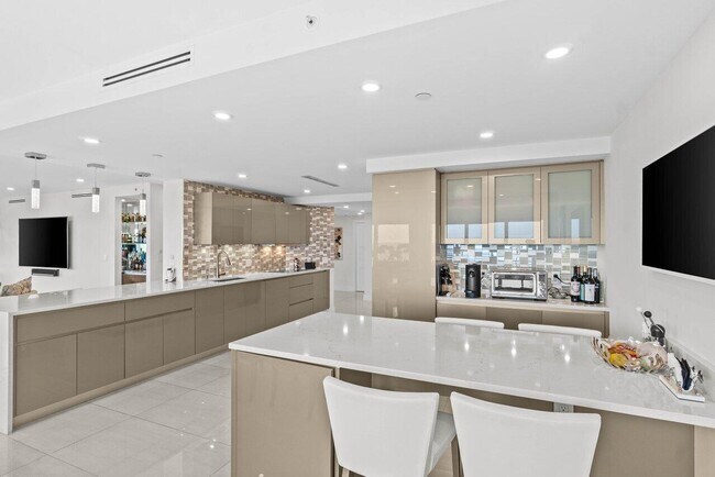 Building Photo - 4001 N Ocean Blvd