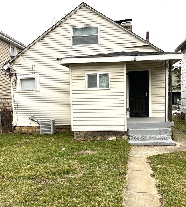 Building Photo - Three Bedroom Single Family Home Close to ...