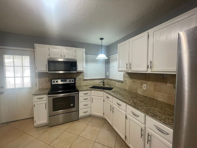 Building Photo - Woodlawn Estate – Updated 3 Bedroom Home f...