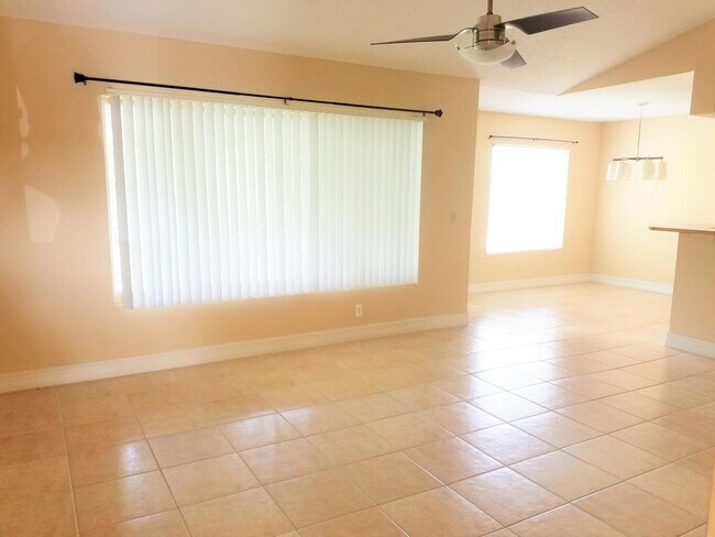 Building Photo - 815 W Boynton Beach Blvd