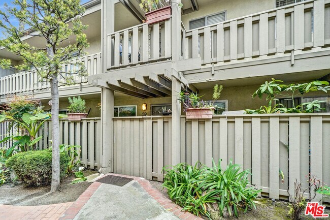 Building Photo - 3265 Santa Fe Ave