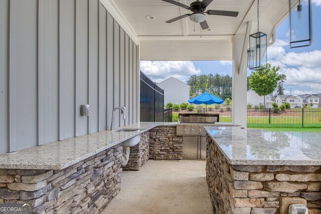 Building Photo - 122 Silver Birch Pass