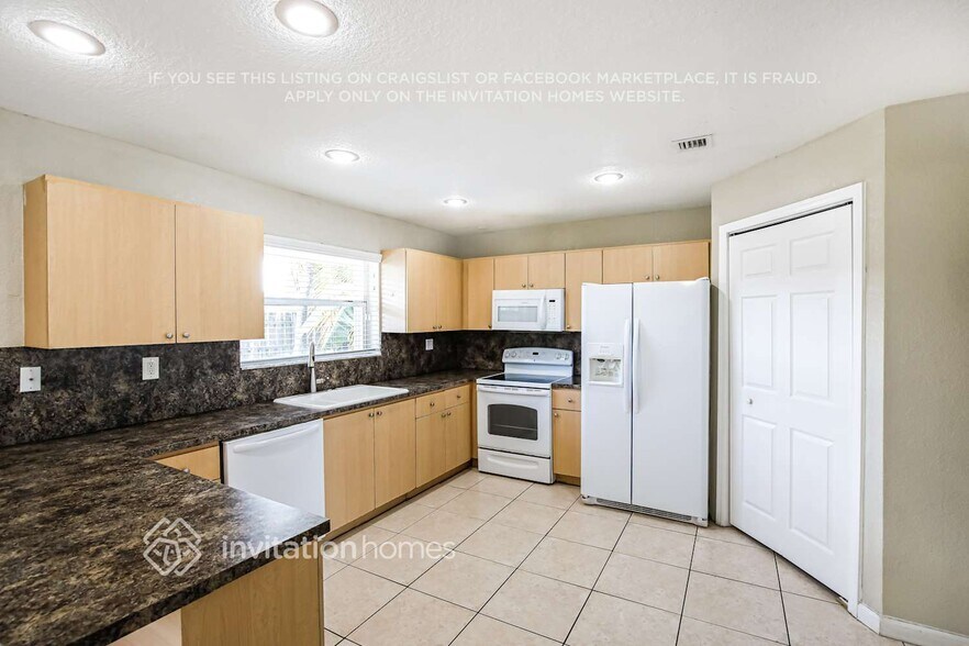Building Photo - 16620 SW 93rd Ave