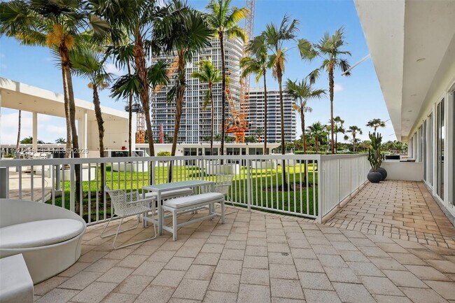 Building Photo - 10275 Collins Ave